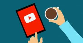 En ritad bild föreställande ett finger som pekar på en platta med Youtubes logo och en annan hand håller en kaffekopp