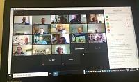 Bild av Zoom-möte med många deltagare på en datorskärm.