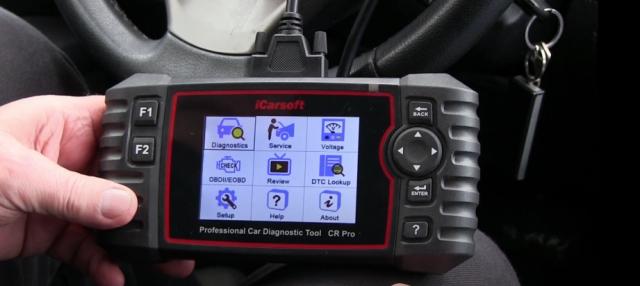 En minidator för bilar visas upp på bilden