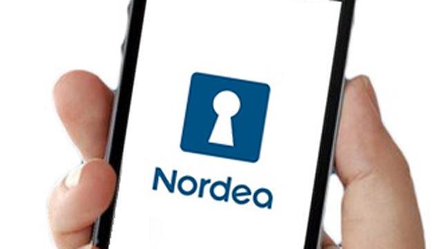 En hand som håller en smartphone med Nordeas logotyp, som består av en blå fyrkant med en vit nyckelhålssymbol och ordet Nordea skrivet nedanför.