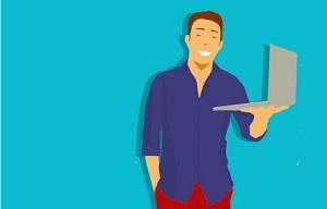 Illustration av en leende person i blå skjorta och röda byxor, stående mot en blå bakgrund och hållande en öppen laptop i ena handen, med den andra handen i fickan.