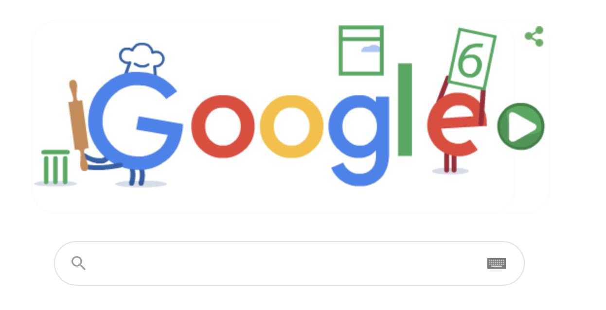 Google Doodle med bokstäver utformade som tecken, inklusive en med en kockmössa som håller en kavel och en annan som håller en kalender med siffran 6. Det finns en grön play-knapp i slutet av logotypen.