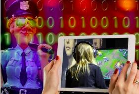 En person håller i en surfplatta som visar en flicka som spelar ett datorspel med hörlurar. I bakgrunden syns binär kod och en serietidningsliknande polis.