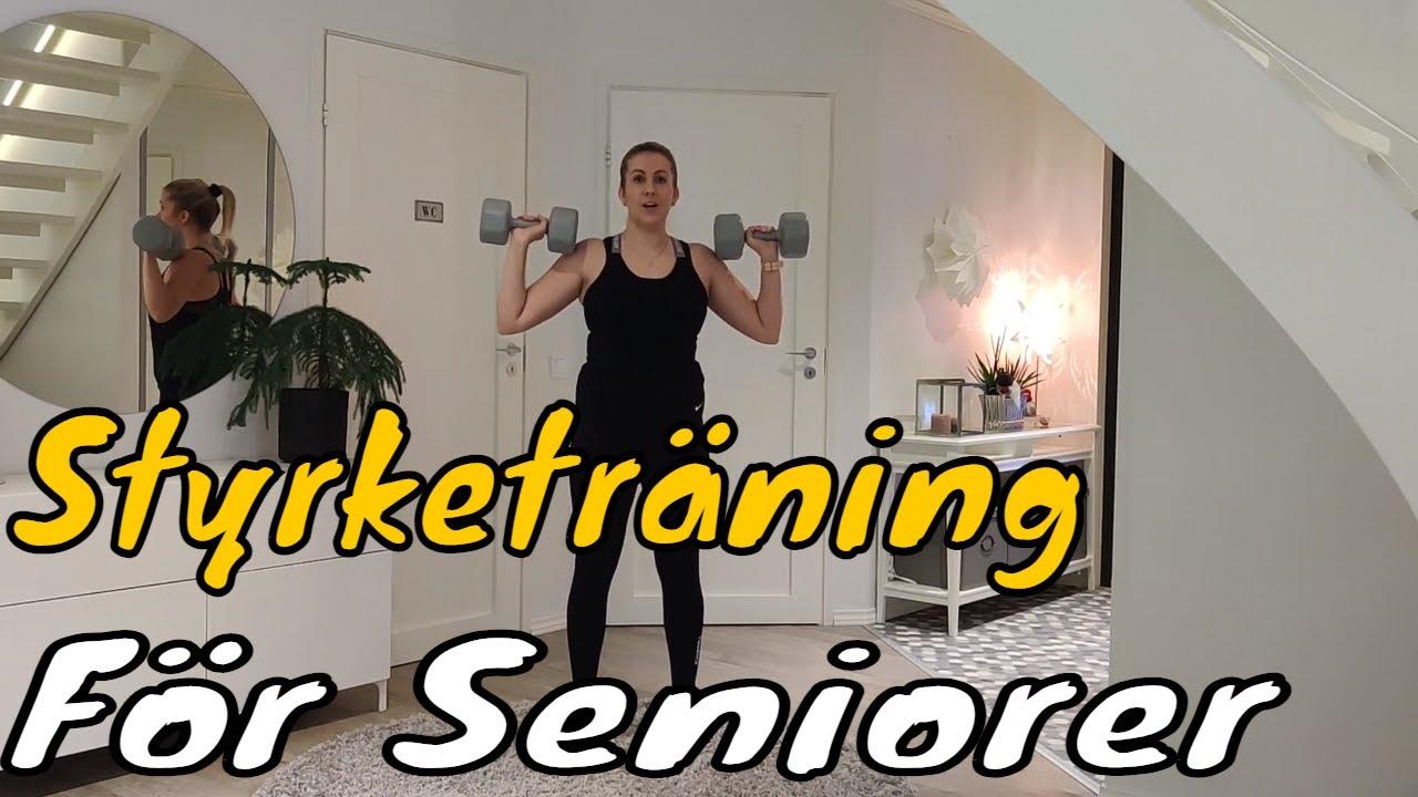 En kvinna i träningskläder står inomhus och håller hantlar i axelhöjd. Den svenska texten Styrketräning För Seniorer visas med stora gula och vita bokstäver över bilden.