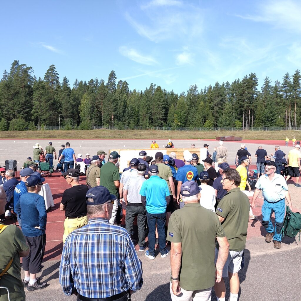 Mycket folk på en bouleplan.