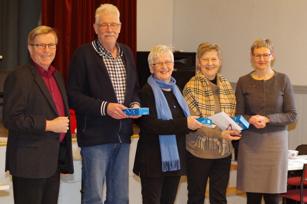 Pristagarna ur ett av lagen uppställda med pris i händerna.