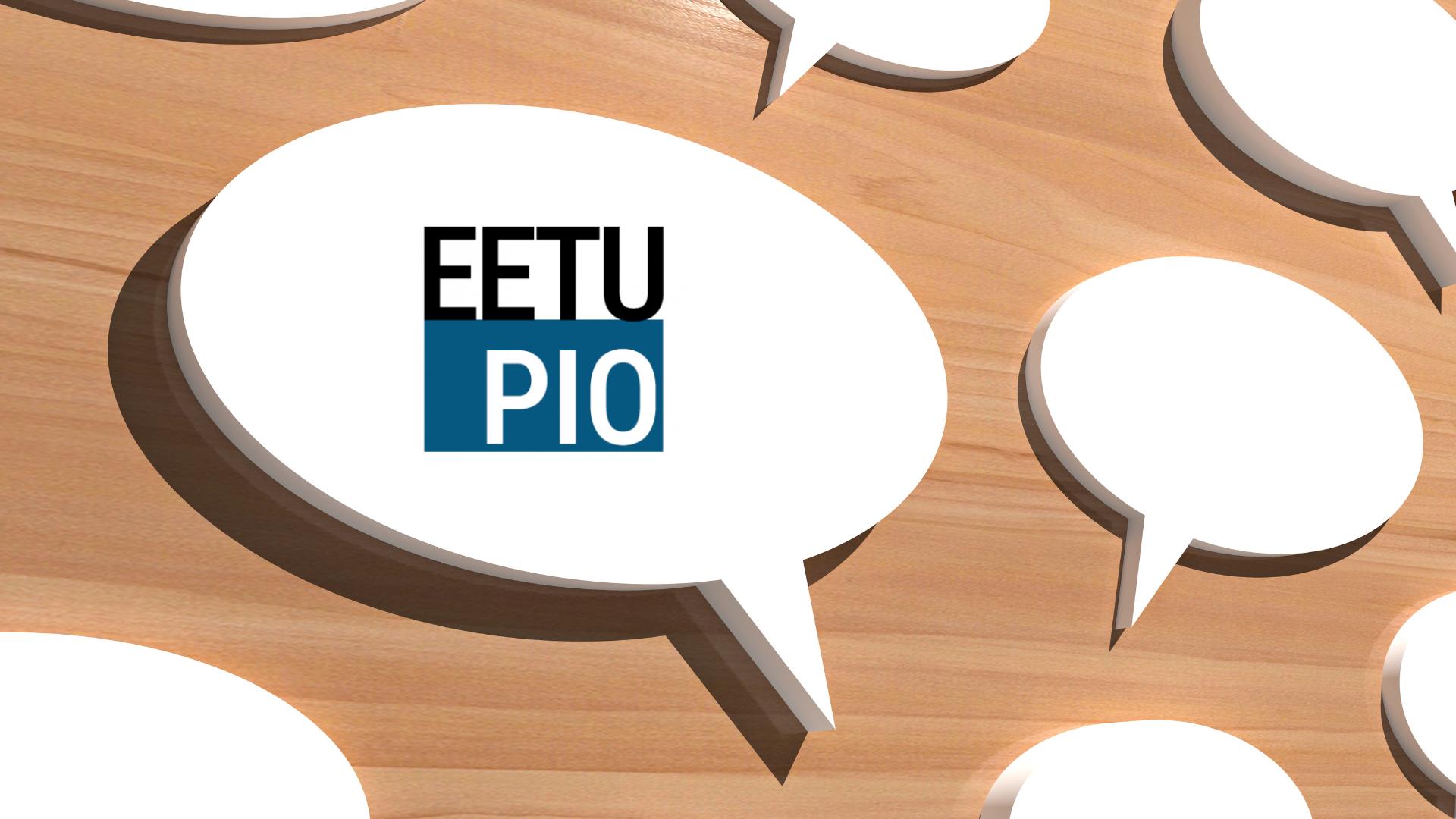 Pratbubblor på träbakgrund, en bubbla innehåller texten EETU PIO i fetstil.