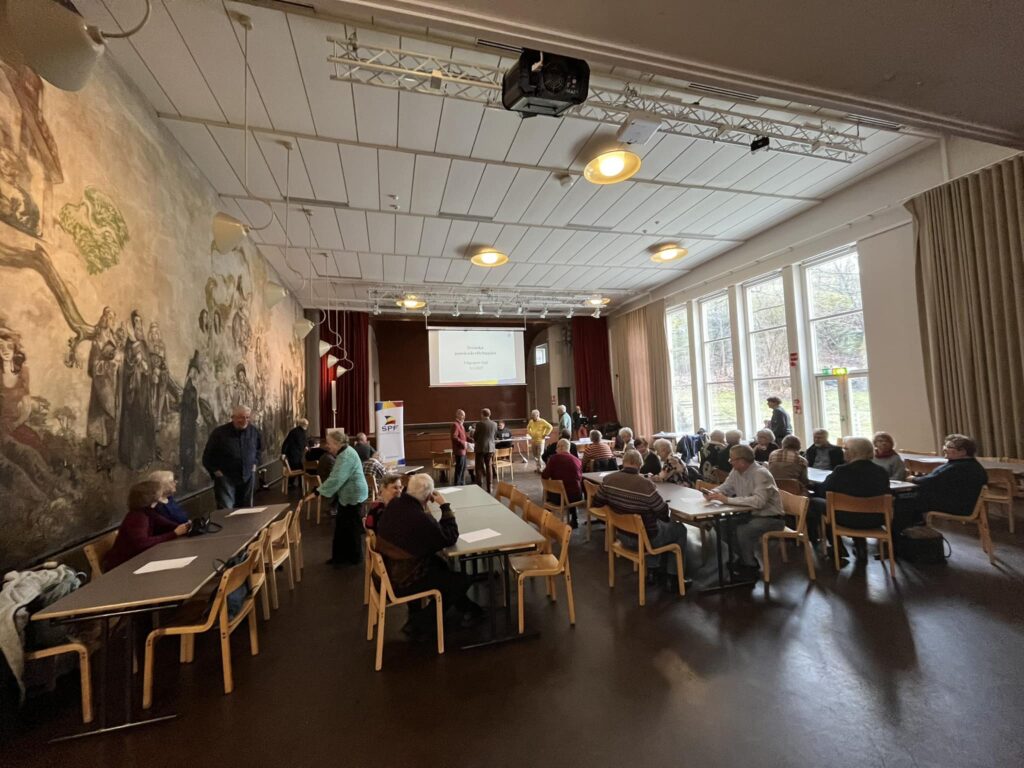 Folk sitter samlade i Kårens festsal.