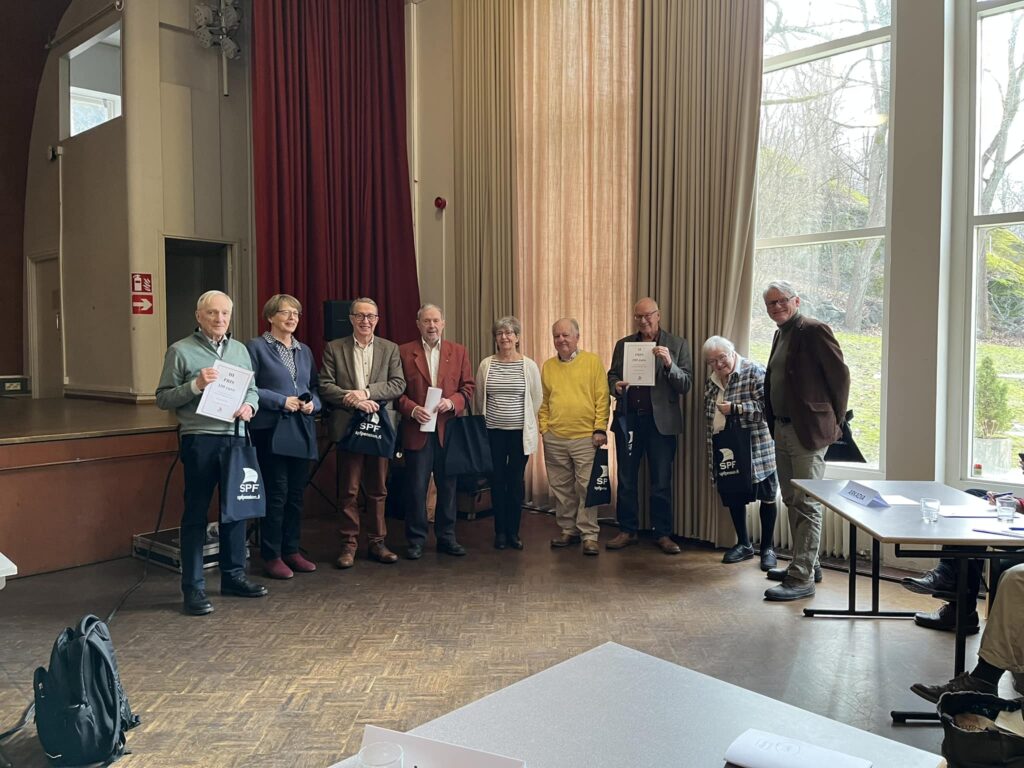 Pristagarna i rad med diplom och tygkassar.