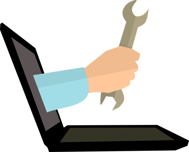 En hand som håller en skiftnyckel kommer fram från en laptopskärm, vilket antyder konceptet med datorreparation eller teknisk support.