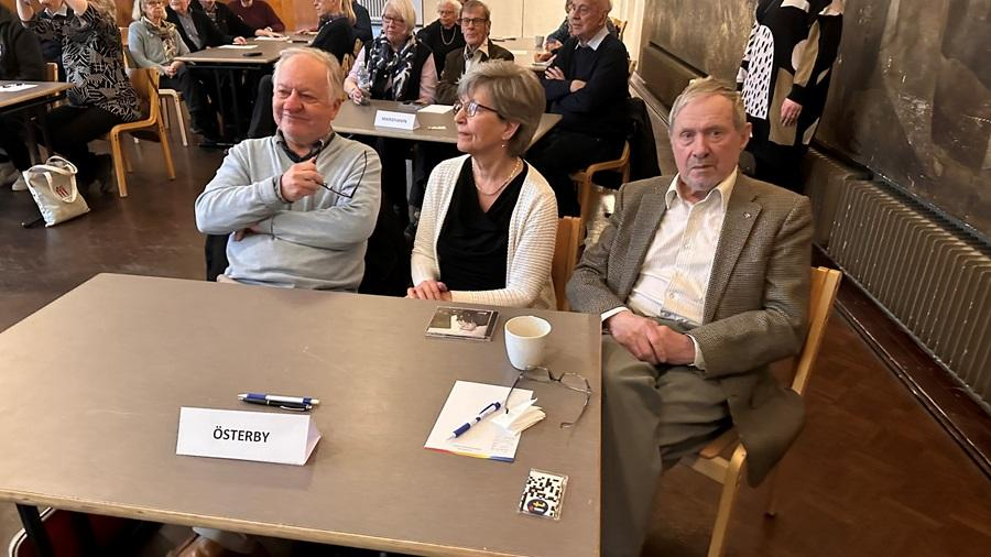 Österbys lag sitter i Kårens festsal med glasögon, papper och pennor på bordet.