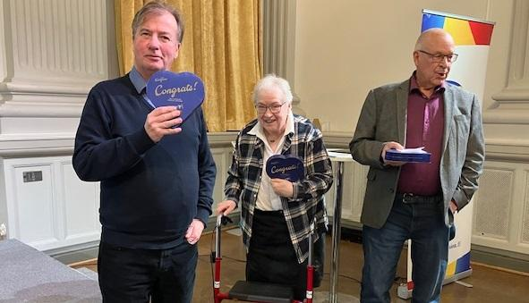 Hufvudstadsbladets seniorers lag står med chokladaskar i händerna.