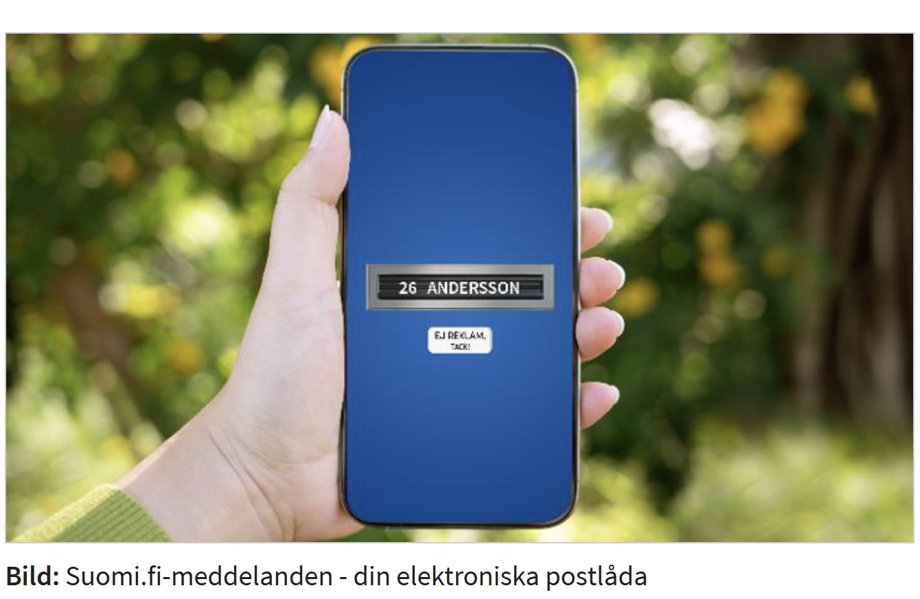 En hand håller i en smartphone som visar en blå skärm med en digital namnskylt med texten 26 ANDERSSON och en vit knapp med texten ELEKTRONISK LÅDA mot en suddig bakgrund utomhus.