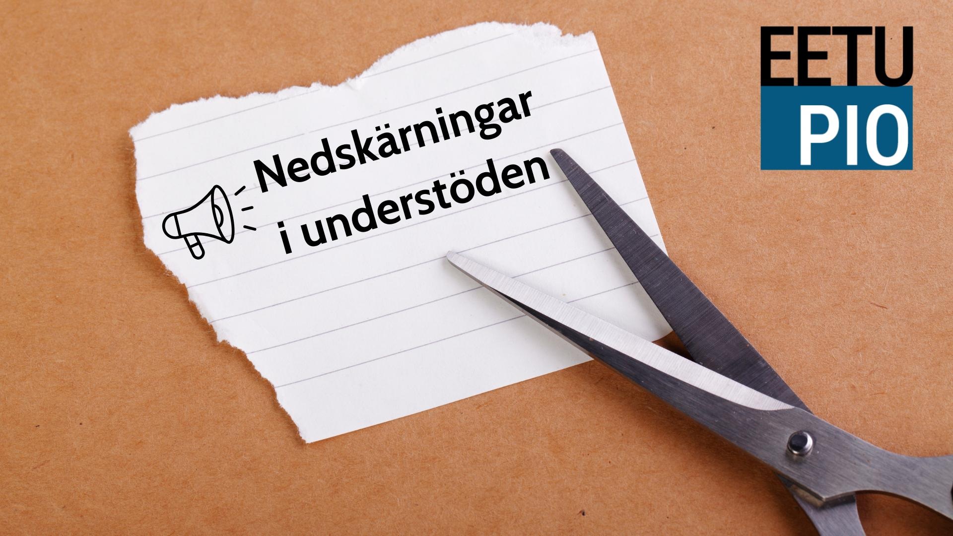 En sax klipper ett linjerat papper med en megafonikon och de svenska orden "Nedskärningar i understöden".