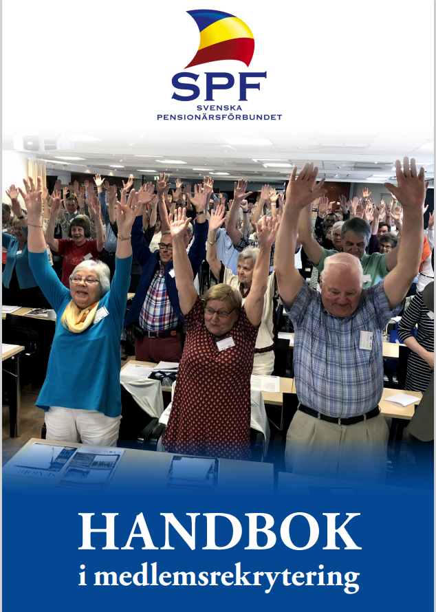 En grupp äldre vuxna står i ett konferensrum med armarna i luften och ler. På omslaget syns SPF Seniorernas logotyp och längst ned titeln HANDBOK i medlemsrekrytering på blå bakgrund.