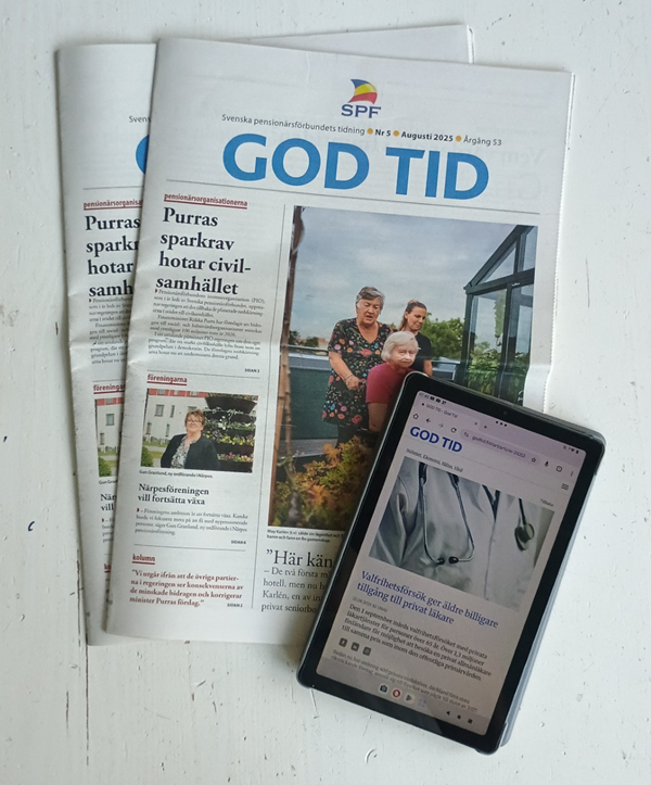 Två exemplar av den svenska tidningen "God Tid" ligger på en vit yta bredvid en surfplatta som visar tidningens webbplats. Framsidan visar en grupp äldre personer som står utomhus.