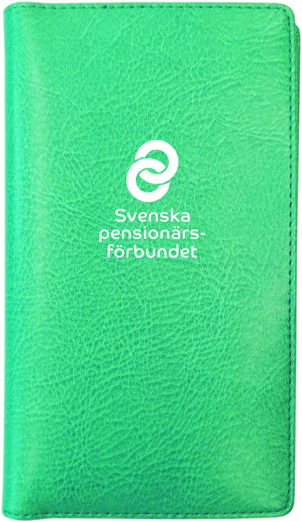 En grön läderplånbok med logotypen och texten Svenska pensionärs-förbundet tryckt i vitt på framsidan.