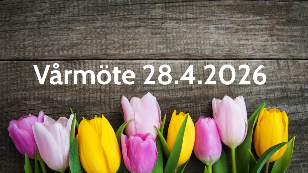 En rad med rosa och gula tulpaner är placerade längst ner på en träyta. Vit text ovanför blommorna lyder Vårmöte 28.4.2026.