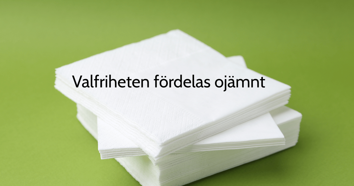 En stapel vita pappersservetter ligger uppradade på en grön yta. Texten ”Valfriheten fördelas ojämnt” står skriven på servetterna på svenska.