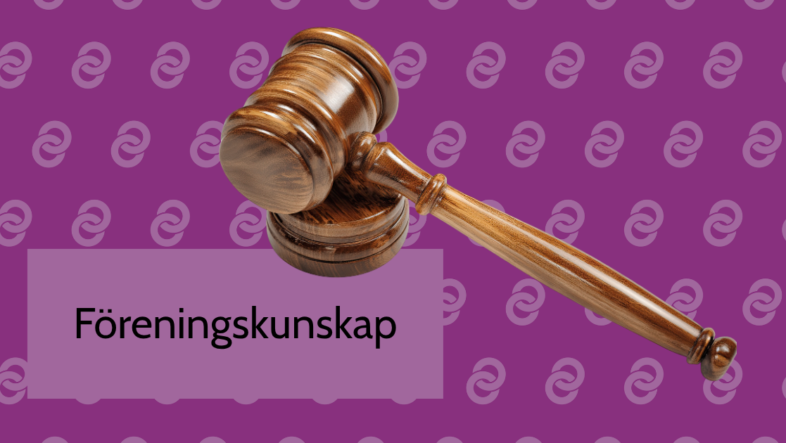 En träklubba vilar på sitt underlag mot en lila bakgrund med ett repetitivt vitt logotypmönster. Ordet ”Föreningskunskap” står i svart text på en ljuslila rektangel.
