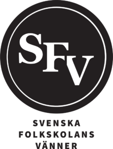 En svart cirkelformad logotyp med de vita bokstäverna SFV i mitten. Under cirkeln står orden SVENSKA FOLKSKOLANS VÄNNER skrivna med versaler.