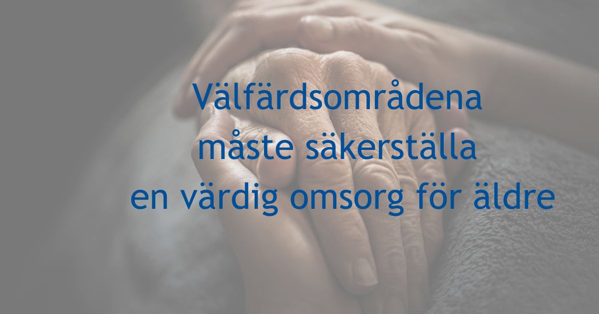 En yngre person håller en äldre persons hand, med svensk text över bilden: Välfärdsområdena måste säkerställa en värdig omsorg för äldre.